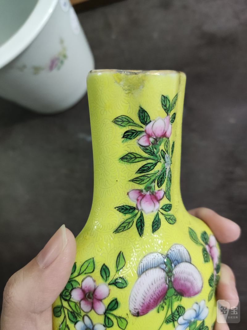 清 黄地轧道花蝶纹壁瓶 - 图3